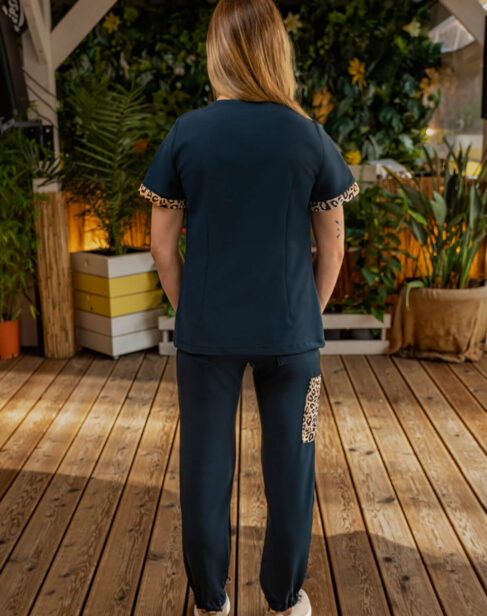 Damska bluza medyczna SICILIA w kolorze gepard. Zdjęcie tyłem